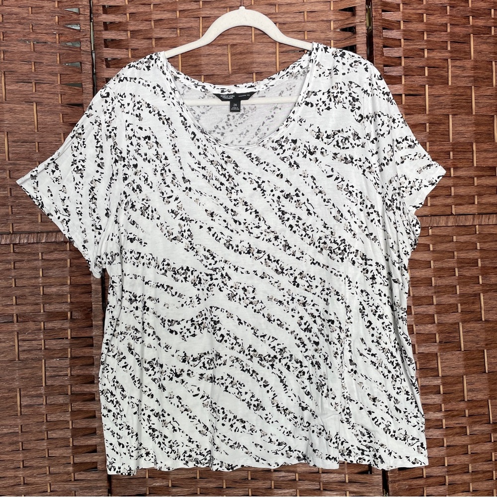 Simply Vera Short Sleeve Top with Black Abstract Print Minimalist Grunge 2X.